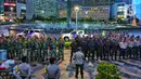 Personel gabungan TNI-Polri saat apel persiapan pengamanan perayaan malam Tahun Baru 2023 di Bundaran HI, Jakarta, Sabtu (31/12/2022). Tim gabungan TNI-Polri merapatkan barisan untuk berkoordinasi menjaga acara puncak malam tahun baruan di Bundaran HI. (Liputan6.com/Angga Yuniar)