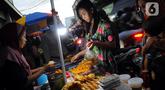 Warga membeli takjil untuk berbuka puasa di Kelurahan Cipinang Muara, Jakarta, Rabu (29/3/2023). (merdeka.com/Imam Buhori)