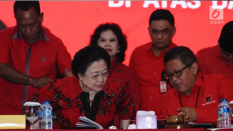 Megawati Sukarnoputri Serahkan Rekomendasi Bagi Empat Cagub/Cawagub