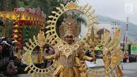 Sejumlah peserta mengikuti Gorontalo Karnaval Karawo di lapangan Taruna Remaja, Kota Gorontalo, Sabtu (20/10). Gorontalo Karnaval Karawo merupakan agenda tahunan yang digelar untuk meningkatkan kunjungan wisatawan. (Liputan6.com/Rahmad Arfandi Ibrahim)