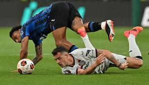 Pemain Bayer Leverkusen, Granit Xhaka (kanan) terjatuh saat berebut bola dengan pemain Atalanta, Ederson pada laga final Liga Europa 2023/2024 yang berlangsung di Dublin Arena, Irlandia, Kamis (23/05/2024) dini hari WIB. (AFP/Glyn Kirk)