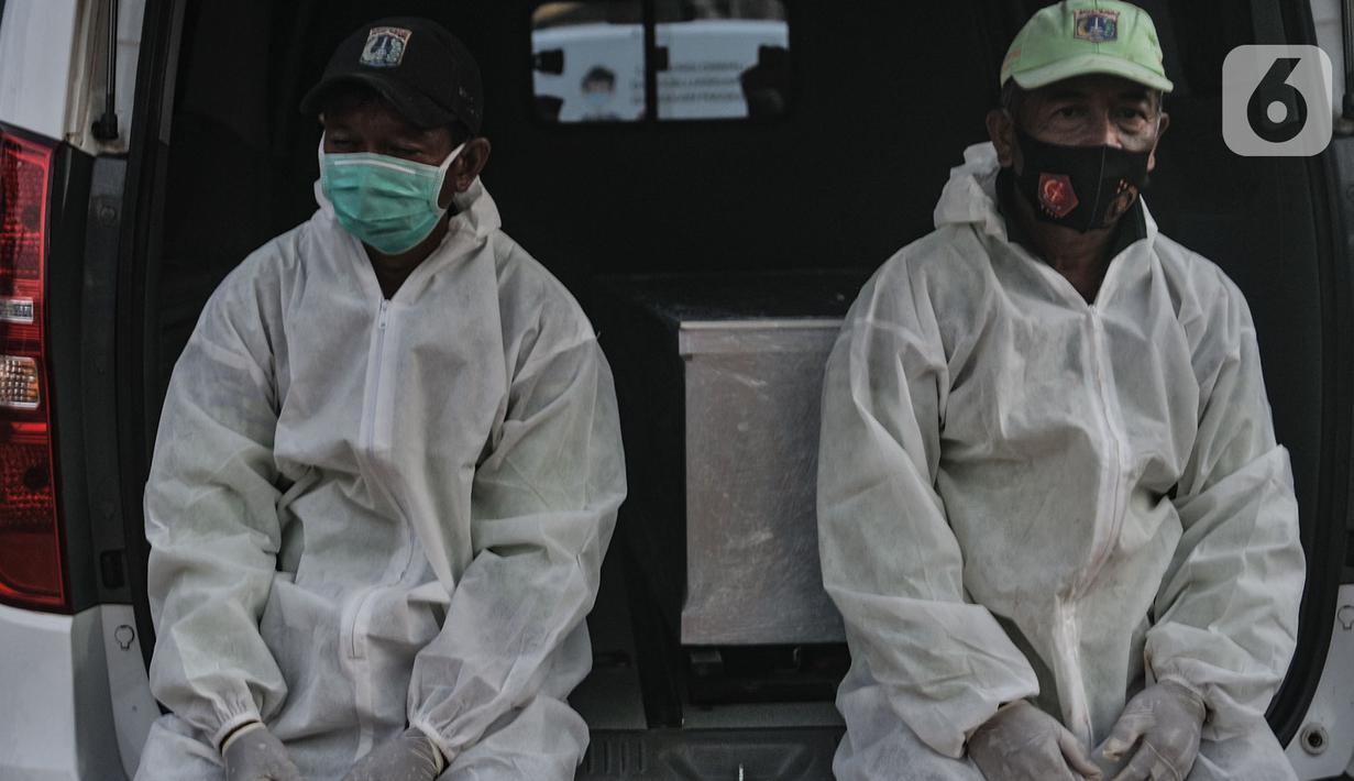 Tim medis mengenakan baju hazmat saat menunggu antrean pemakaman di TPU Pondok Ranggon, Jakarta, Kamis (24/9/2020). Jumlah kumulatif kasus Covid-19 di Indonesia mencapai 262.022 orang per Kamis (24/9) dengan 191.853 orang dinyatakan sembuh dan 10.105 orang meninggal dunia (merdeka.com/Iqbal Nugroho)