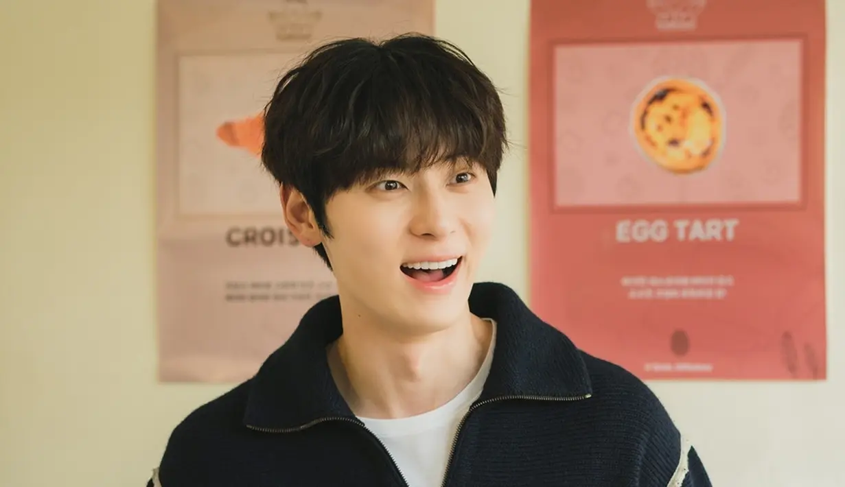 Demikian pula, Hwang Minhyun juga memancarkan energi cerah. Sorot mata Hwang Minhyun begitu berbinar-binar. (Foto: tvN via Soompi)