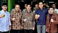 Ketua Umum Relawan Desa Indonesia Maju (DIM), Fikri El Aziz saat menemui Gibran Rakabuming Raka. (Foto: Istimewa).