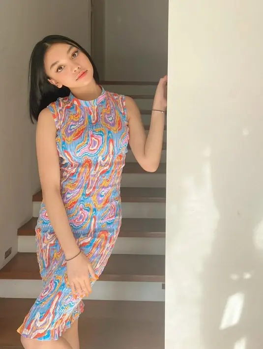 Mempunyai segudang prestasi, membuat Naura Ayu menjadi idola remaja baru. Berkat bakat nyanyi dan aktingnya, bintang web series 'My Nerd Girl' ini juga dipercaya menjadi brand ambassador. Memakai mini dress ketat yang memamerkan lekuk tubuhnya, gadis 17 tahun ini body goals-nya bikin netizen terpukau.(Liputan6.com/IG/@naura.ayu)
