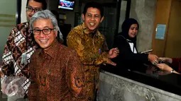 Direktur Utama PT Pertamina (Persero) Dwi Soetjipto (kiri) meninggalkan Gedung KPK seusai menyerahkan Laporan Harta Kekayaan Penyelenggara Negara (LHKPN) di KPK, Jakarta, Senin (31/8/2015). (Liputan6.com/Herman Zakharia)