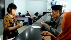 Ratusan pensiunan PNS di bank BRI cabang Polewali Mandar Sulawesi Barat antri untuk mencairkan dana tunjangan hari raya (THR) mereka, rabu (6/6/2018).