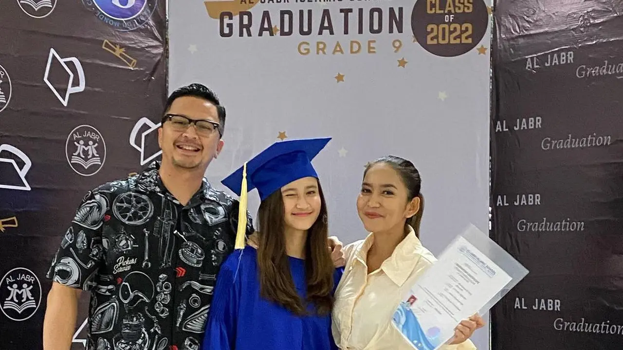 Ferry Maryadi dan mantan istri, Risma Nilawati hadir dalam wisuda anak mereka, Harley Ava Princy (Foto: Instagram @kangferrymaryadi)