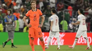 Gelandang Timnas Belanda #21, Frenkie de Jong, bereaksi setelah kalah dalam adu penalti pada pertandingan babak 32 besar Piala Dunia 2026 antara Belanda dan Maroko di Stadion Monterrey di Guadalupe pada 30 Juni 2026. (Alfredo ESTRELLA/AFP)