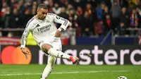 Kylian Mbappe mengeksekusi penalti yang berbuah gol saat Atletico Madrid menjamu Real Madrid pada leg 2 babak 16 besar Liga Champions 2024/2025 di Estadio Wanda Metropolitano, Kamis (13/3/2025) dini hari WIB. (JAVIER SORIANO / AFP)