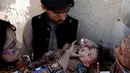 Petugas memberikan imunisasi polio di sepanjang jalan di Quetta, Pakistan, Senin (2/1). (REUTERS/Naseer Ahmed)