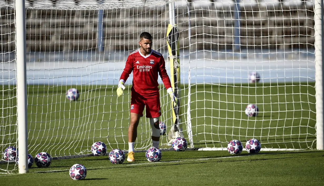 Penjaga gawang Lyon Anthony Lopes berdiri di depan gawang saat sesi latihan di Stadion Restelo, Lisbon, Portugal, Selasa (18/8/2020). Lyon akan menghadapi Bayern Munchen pada pertandingan semifinal Liga Champions. (Franck Fife/Pool via AP)