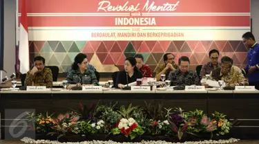 Menko PMK Puan Maharani berbincang dengan Menkes Nila F Moeloek sebelum rapat koordinasi bersama tingkat menteri di Kementerian PMK, Jakarta, Jumat (2/9). Rapat koordinasi tersebut terkait antisipasi banjir dan tanah longsor. (Liputan6.com/Faizal Fanani)