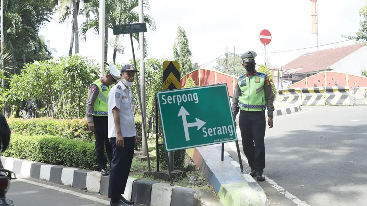 Pemasangan rambu petunjuk jalan arus mudik lebaran di Kota Tangerang.