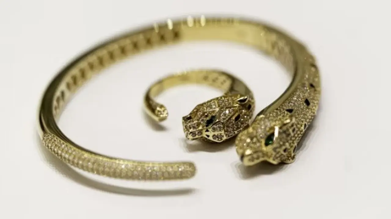 Ilustrasi Gelang Emas Naga (Photo by Atul Mohan on Unsplash)