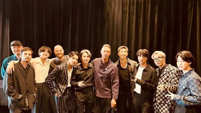 BTS berikan hadiah hanbok untuk Coldplay saat bertemu di New York/dok. Instagram Coldplay