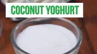 Bisa diminum langsung setelah jadi, coconut yoghurt juga bisa dipadukan dengan bahan-bahan lain agar lebih nikmat disantap saat berbuka maupun sahur. (dok. Masak.tv/Dinny Mutiah)