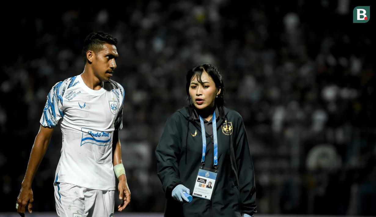 Sosok dengan parasnya yang cantik dan tetap tampil feminin dengan make up di wajahnya membuat publik Malang sudah tak asing dengannya. Karena saat semifinal kedua Piala Presiden 2022 di Malang, dia juga bertugas mendampingi tim PSIS. (Bola.com/Iwan Setiawan)