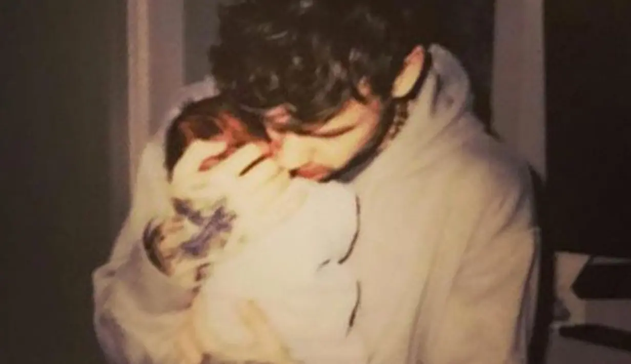 Kebahagiaan tengah bersama Liam Payne dan Cheryl Fernandez karena dikaruniai seorang anak pertama. Menjadi pengalaman pertama, tentunya Liam dan Cheryl menemukan hal-hal yang menakjubkan. (doc. Mirror)