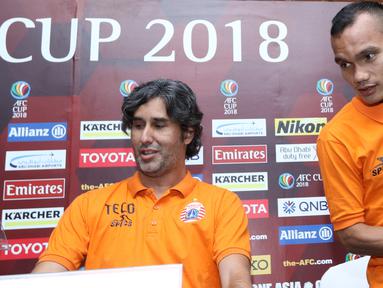 Pelatih Persija, Stefano Teco (kiri) dan Riko Simanjuntak saat  mengikuti konferensi pers Piala AFC 2018 di Hotel Sultan, Jakarta (27/2/2018). Persija akan menjamu Tampines Rovers pada 28 Februari 2018. (Bola.com/Nick Hanoatubun)