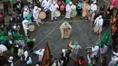 Kemeriahan perayaan Maulid Nabi Muhammad SAW yang digelar kaum Sufi di Sidon, Lebanon (30/11). Maulid Nabi Muhammad SAW ini selalu diperingati pada tanggal 12 Rabiul Awal kalender Hijriah. (AFP Photo/Mahmoud Zayyat)
