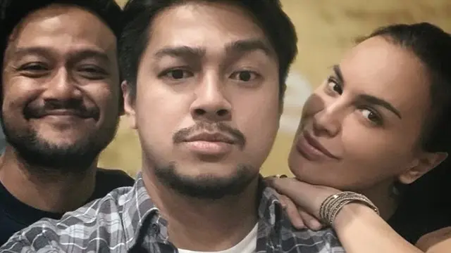 Beri Dukungan, Ini 6 Potret Persahabatan Sophia Latjuba dan Dwi Sasono