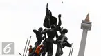 Pekerja membersihkan Patung Ikada di kawasan Monas, Jakarta, Selasa (22/11). Pembersihan dilakukan untuk melestarikan bangunan cagar budaya tersebut agar tetap terawat. (Liputan6.com/Immanuel Antonius)
