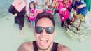 Andik Vermansah bersama keluarga besarnya mengunjungi lokasi wisata Gili Trawangan dan Pantai Pink di Pulau Lombok, (24-27/12/2015). (Bola.com/Dok. Pribadi)