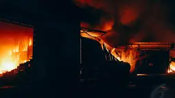 Kebakaran yang terjadi sekitar pukul 00:24 WIB itu hingga kini belum diketahui penyebabnya, Jakarta. Foto diambil pada Selasa (11/11/2014). (Liputan6.com/Faizal Fanani)  