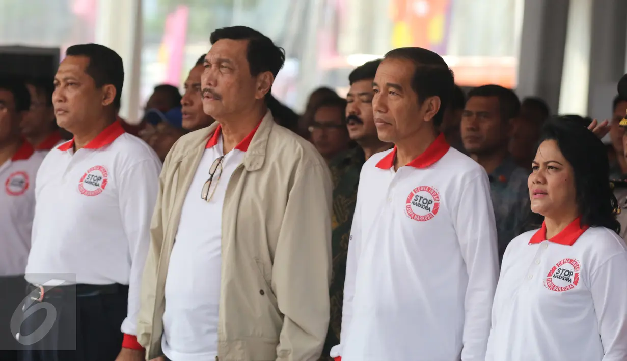 Presiden Joko Widodo dan Ibu Negara Iriana Jokowi serta Kepala BNN, Komjen Budi Waseso (kiri). Menko Polhukam Luhut Binsar Pandjaitan saat hadiri peringatan HANI 2016 di kawasan Taman Sari, Jakarta, Minggu (26/06). (Liputan6.com/ Herman Zakharia)