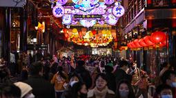 Orang-orang mengunjungi Taman Yu menjelang Tahun Baru Imlek yang menandai tahun Kelinci, di Shanghai pada 9 Januari 2023. Taman ini dapat diakses dari Stasiun Yuyuan, Shanghai Metro Jalur 4 dan Jalur 10. (AFP/Hector Retamal)