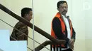 Tersangka mantan Kadis Kelautan dan Perikanan Kepri, Edy Sofyan menuju ruang pemeriksaan di Gedung KPK, Jumat (18/10/2019). Edy diperiksa untuk melengkapi berkas kasus suap izin prinsip & lokasi pemanfaatan laut Proyek Reklamasi di wilayah pesisir & pulau-pulau kecil Kepri. (merdeka.com/Dwi Narwoko)