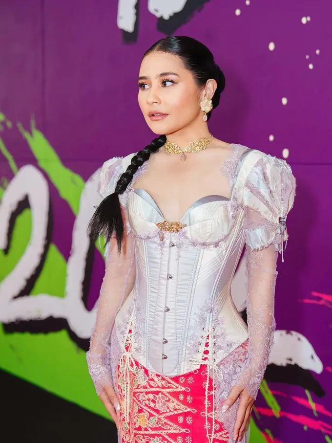 Prilly Latuconsina Tampil Youthful dan Anggun Berkebaya di FFI 2022, Parasnya Disebut Mirip Kylie Jenner