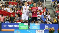 Anthony Sinisuka Ginting (kanan) berfoto bersama Jonatan Christie setelah menjuarai Korea Terbuka Super Series 2017, Minggu (17/9/2017). (Humas PBSI)