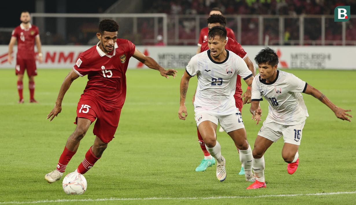 <p>Pemain Timnas Indonesia,&nbsp;Ricky Kambuaya (kiri) mengontrol bola dijaga dua pemain Kamboja, Bin Chanta Cheary (tengah) dan Seut Baraing dalam laga Grup A Piala AFF 2022 yang berlangsung di Stadion Utama Gelora Bung Karno, (SUGBK), Jumat (23/12/2022). (Bola.com/Abdul Azis)</p>