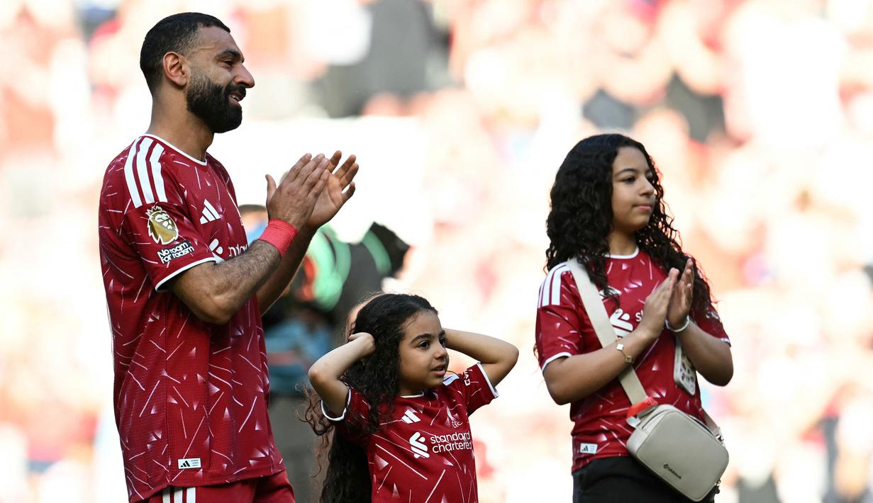 Dalam momen perpisahannya dengan Liverpool, Salah tak mampu membendung air matanya setelah perjalanannya bersama The Reds berakhir saat itu. (AFP/Paul Ellis)