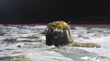 Kapsul pembawa pulang wahana antariksa Chang'e-5 mendarat di Siziwang, China, 17 Desember 2020. Kapsul pembawa pulang wahana antariksa China tersebut mendarat di Bumi pada Kamis (17/12) dini hari. (Xinhua/Lian Zhen)