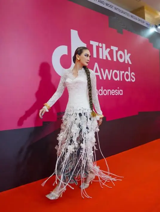 Luna Maya mengenakan kebaya modifikasi brokat dengan aksen fringe di bagian bawah dari desainer Toton The Label.  [@lunamaya]