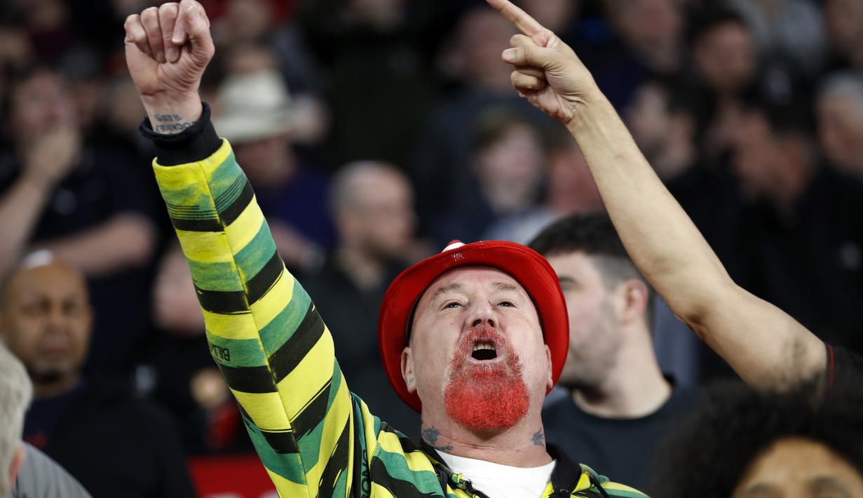 Gaya suporter Manchester United memberikan dukungan kepada timnya saat melawan Sevilla pada laga 16 besar Liga Champions di Ramon Sanchez Pizjuan stadium, Seville, (21/2/2018). Babak pertama berakhir imbang 0-0. (AP/Miguel Morenatti)