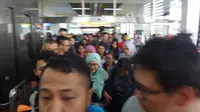 Pendiri relawan TemanAhok, Amalia Ayuningtyas dan Richard Handris Saerang tiba di Bandara Soekarno Hatta, Kota Tangerang, Minggu (5/6/2016). (Liputan6.com/Pramita Tristiawati)
