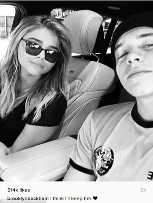 Bukan hanya foto selfie biasa, Brooklyn juga menuliskan kata-kata romantis yang tentu saja ditujukan untuk Chloe Moretz. ""Kurasa aku akan tetap menjaganya," tulis Brooklyn disertai emoji berbentuk hati. (Instagram/Bintang.com)