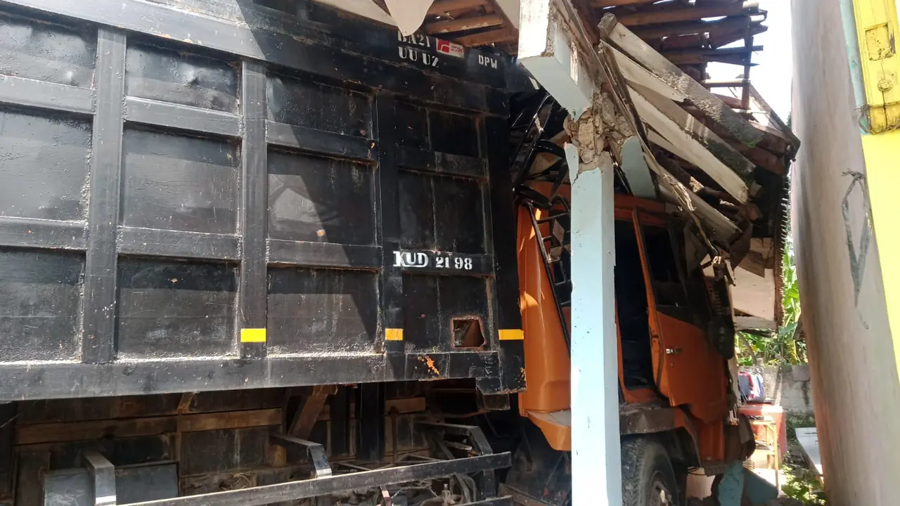 Kesal Truk Bertonase Buat Masalah, Warga Legok Tangerang Jegat Lalu Lintas