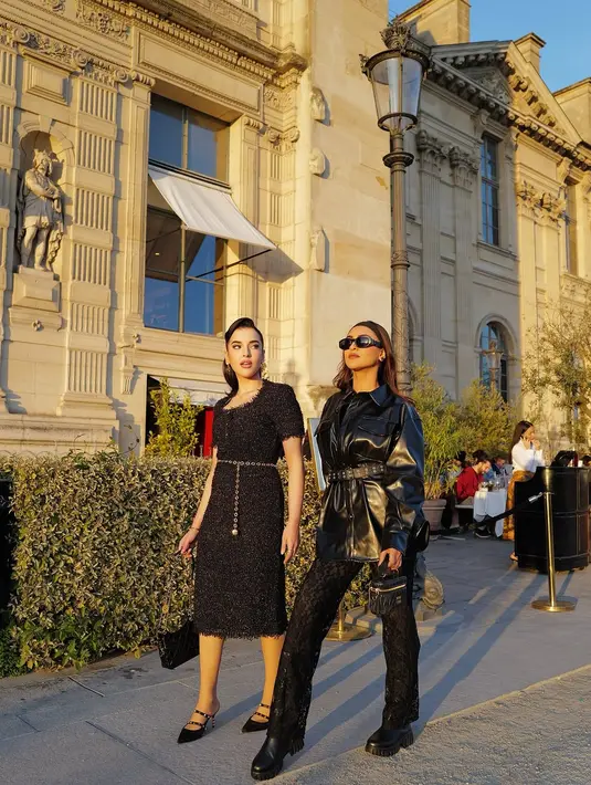 Tasya melengkapi penampilannya dengan tas rantai Chanel dan perhiasan statement berupa anting besar beraksen emas yang memperkuat kesan high-class fashionista. [@tasyafarasya].