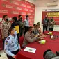 Tersangka MSAT berbaju hitam kuning saat di Rutan Klas I Surabaya di Medaeng Sidoarjo. (Dian Kurniawan/Liputan6.com).