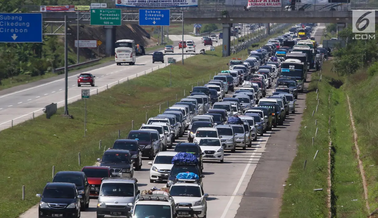 Kendaraan pemudik berhenti saat terjebak kemacetan di Jalan Tol Cipali, Jawa Barat mengarah ke Jakarta, Kamis (29/6). Puncak arus balik diprediksi akan terjadi pada H+5 dan H+6 Lebaran saat cuti bersama berakhir. (Liputan6.com/Faizal Fanani)