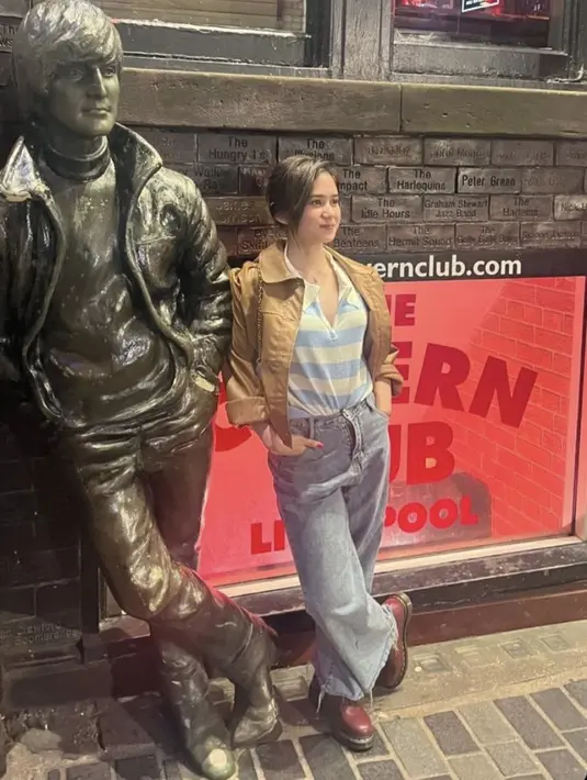 Tissa juga tampil dengan jaket kulit coklat dipadukan inner blazer dan celana denimnya. [@tissabiani]