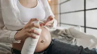Ketahui waktu yang tepat menggunakan krim stretch mark saat hamil menurut dokter kulit. (pexels/pavel danilyuk).