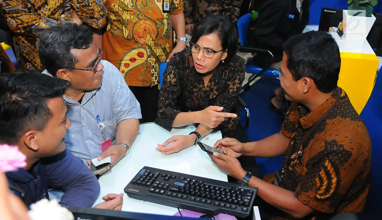 Menkeu Sri Mulyani Indrawati berbincang dengan pelapor SPT pajak penghasilan (PPh) di kantor pelayanan Pajak, Jakarta, Jumat (29/3). Sri Mulyani mengecek langsung proses laporan SPT dengan batas pelaporan SPT untuk orang pribadi adalah per 31 Maret 2019. (Liputan6.com/Angga Yuniar)