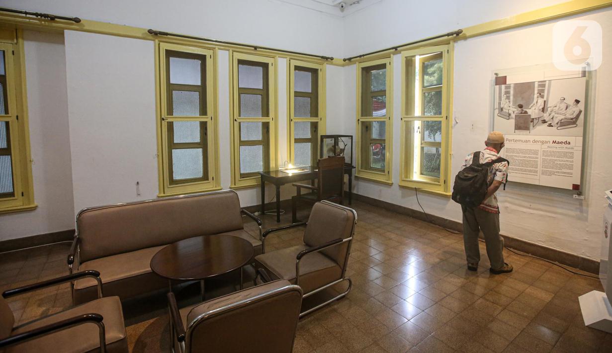 Seorang pria mengunjungi Museum Perumusan Naskah Proklamasi, Jakarta, Selasa (16/8/2022). Jelang hari kemerdekan RI, anak-anak bisa mempelajari sejarah tentang perjuangan para pendiri bangsa dalam mempersiapkan kemerdekaan, serta mengenal para tokoh bangsa Indonesia dan sejarah Kemerdekaan Indonesia. (Liputan6.com/Faizal Fanani)