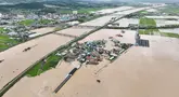 Sebuah foto udara menunjukkan sebuah desa yang terendam banjir akibat hujan lebat di Yesan, Korea Selatan pada 17 Juli 2025. (YONHAP/AFP)